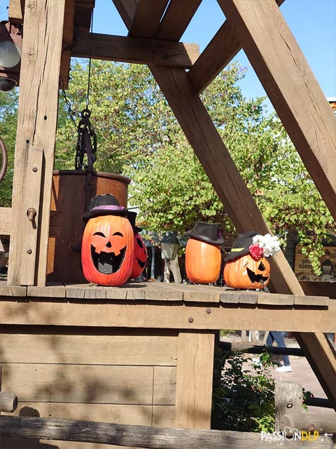 décor halloween frontierland