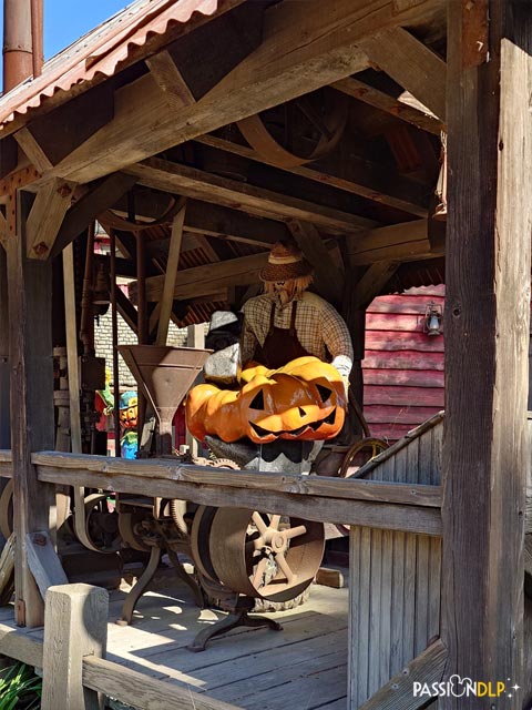 décor halloween critter corral