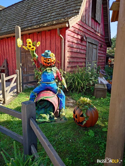 décor halloween critter corral