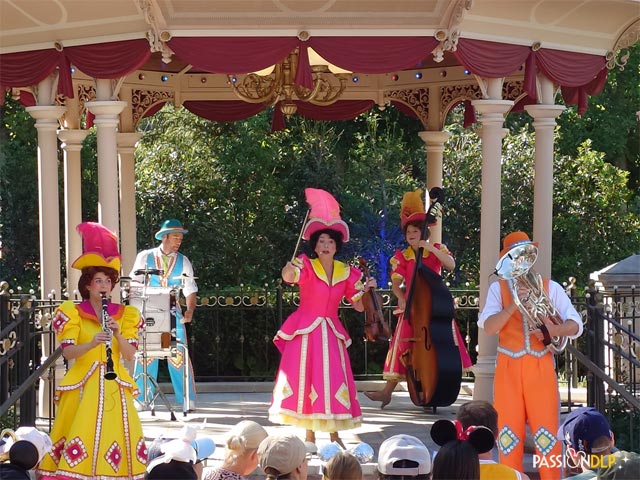 Moment Musical avec Mary Poppins et le Pearly Band