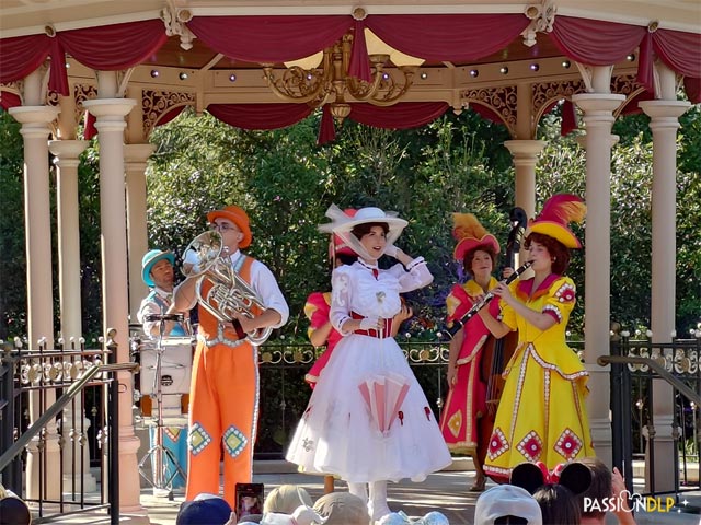 Moment Musical avec Mary Poppins et le Pearly Band