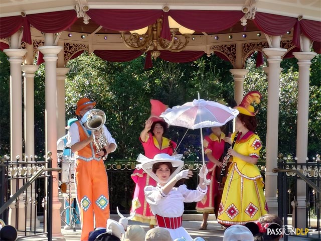 Moment Musical avec Mary Poppins et le Pearly Band